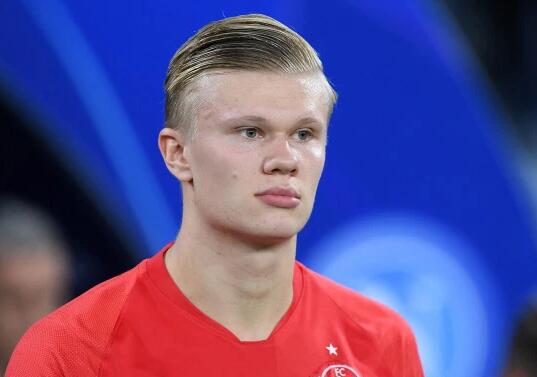 芝加哥小熊在 2016 年世界大赛第七战的延长赛中击败印地安人，举城欢庆终结百年遗憾