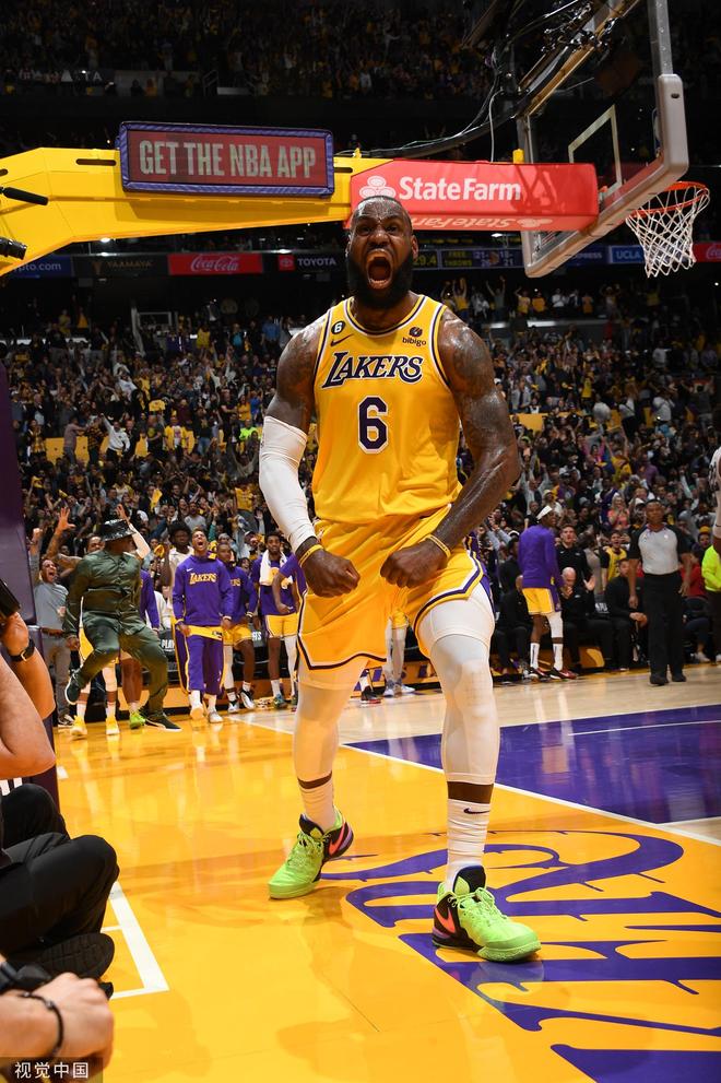 完胜！威少26分+6三分，小萨13+6湖人旧将爆发，德罗赞两人起冲突